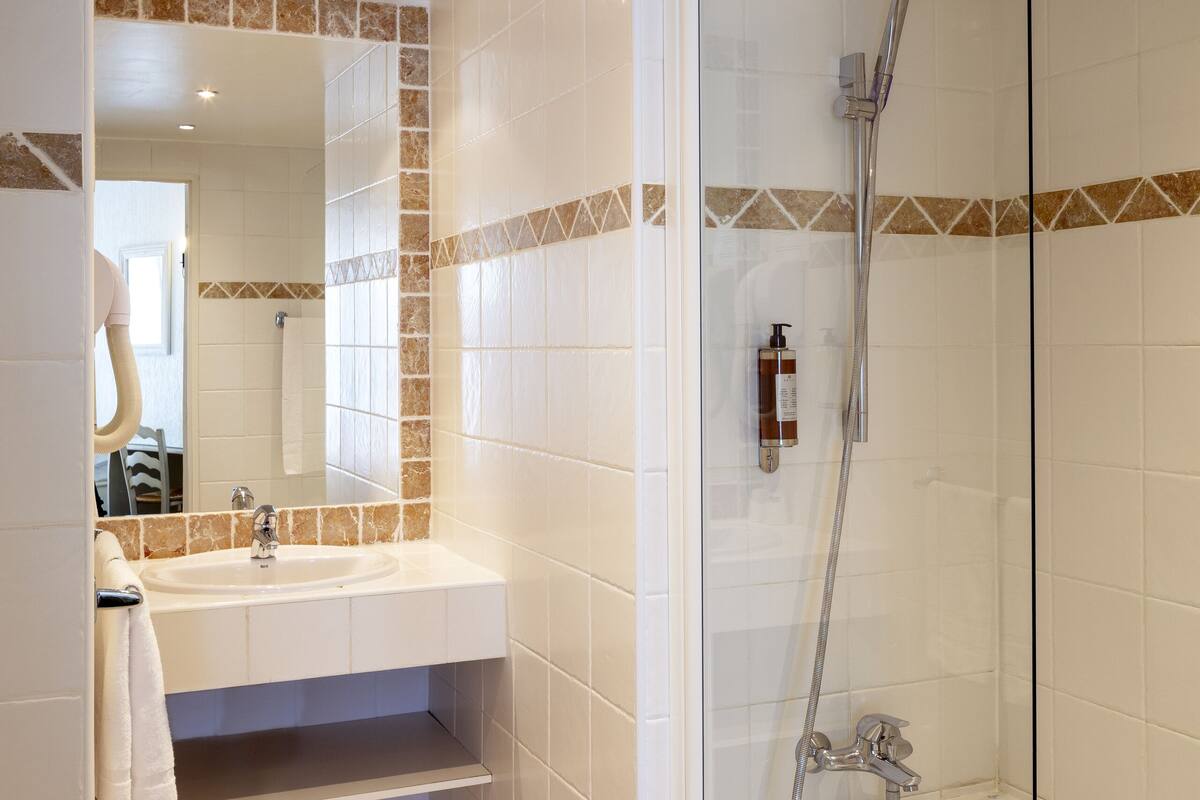 double room, bathtub | bathroom | shower, eco-friendly toiletries, hair dryer, towels