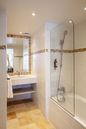 Chambre double, baignoire | Salle de bain | Douche, articles de toilette écologiques, séchoir à cheveux
