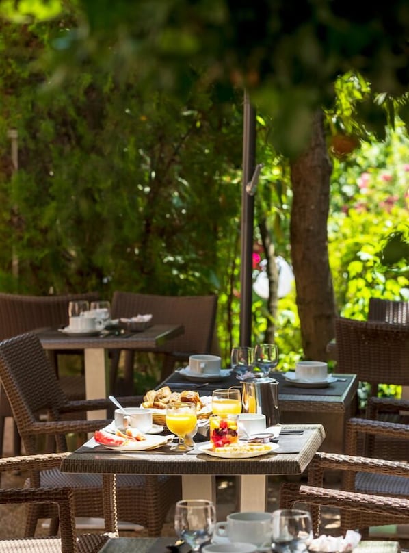 Daily buffet breakfast (EUR 13 per person)