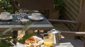 Daily buffet breakfast for a fee