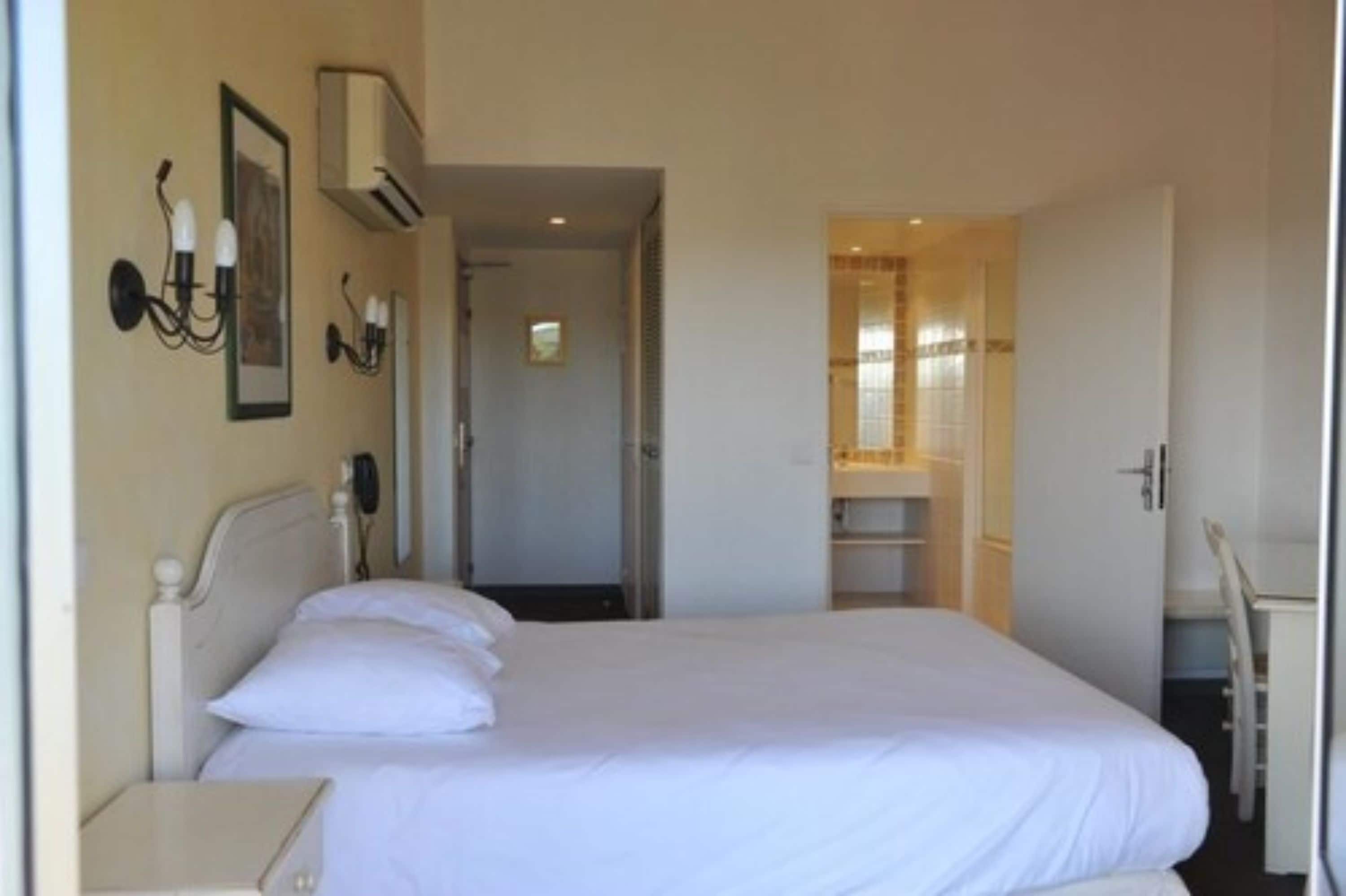double room, bathtub | premium bedding, minibar, in-room safe, desk