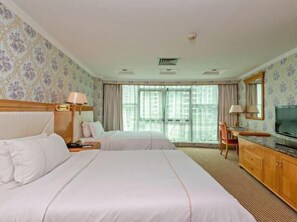 Minibar, caja de seguridad en la habitación y despertador 