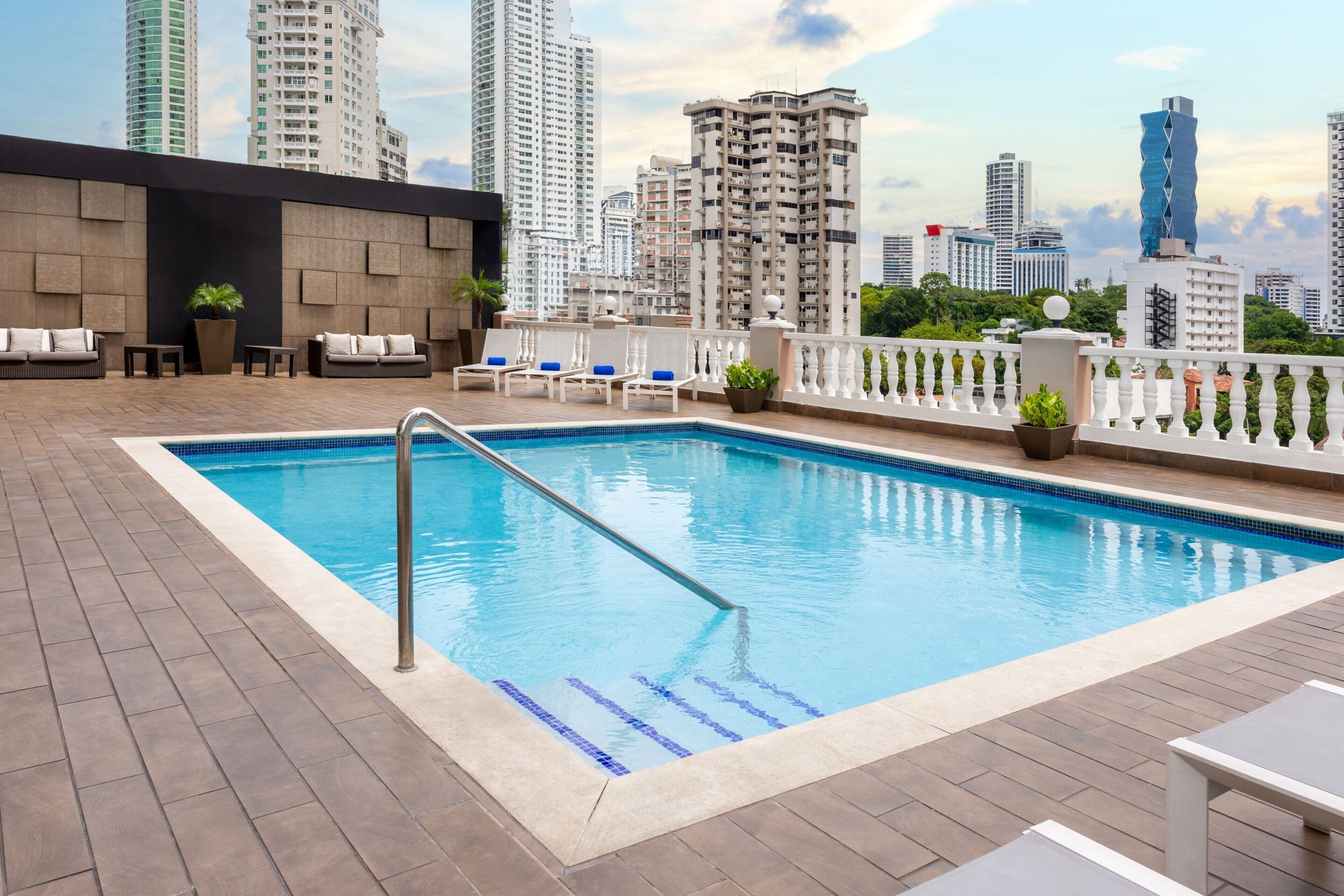 Una piscina al aire libre, sombrillas