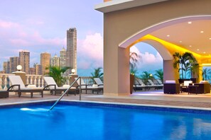 Outdoor pool, pool umbrellas - Le Meridien Panama (Panama City)