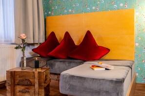 Safe på rommet, individuelt dekorert, individuelt innredet og skrivebord