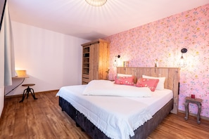 In-room safe, individually decorated, individually furnished, desk - Hotel Krone Tirol (Lechaschau)