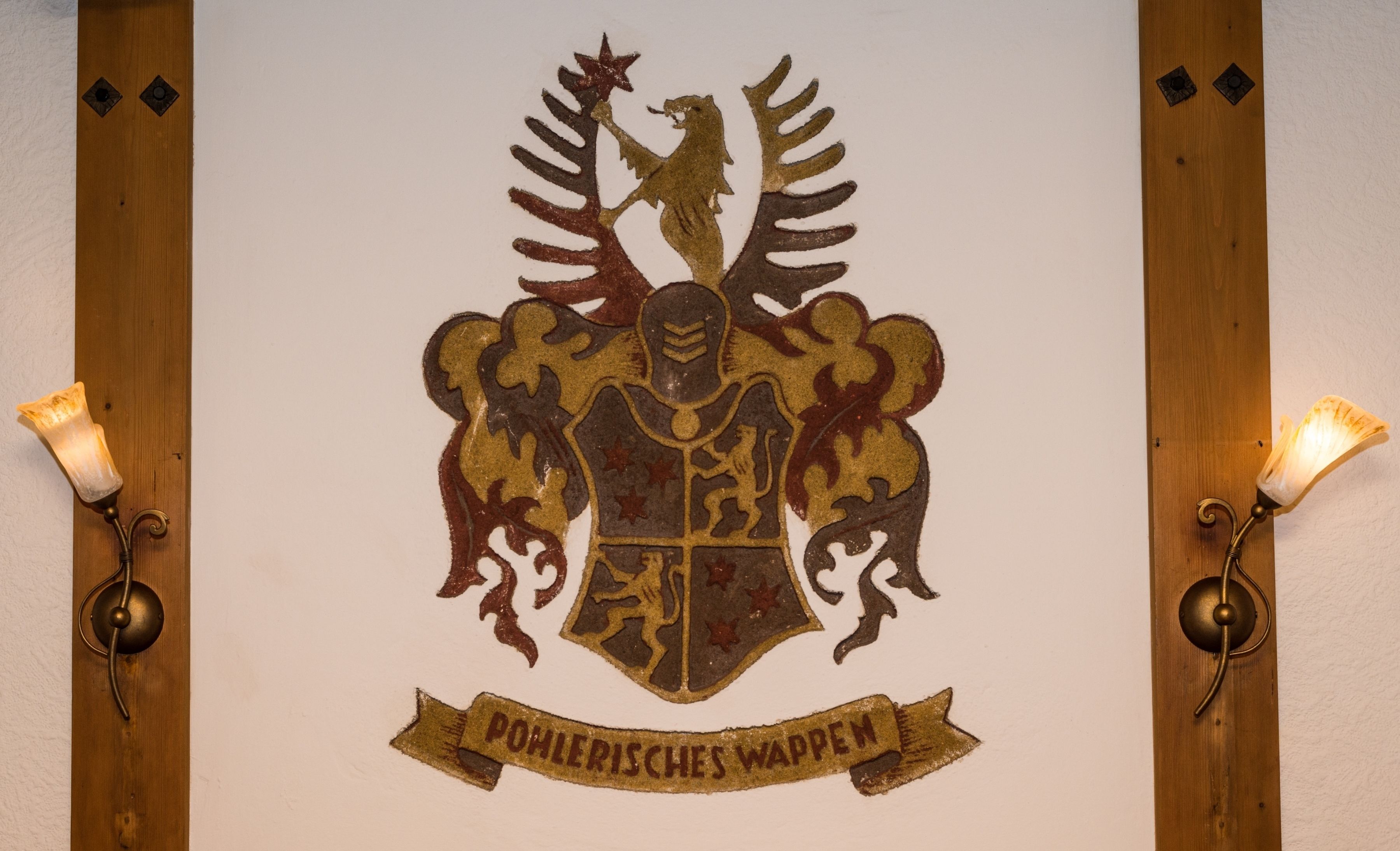 Una pared de madera con un escudo de armas y el texto 
