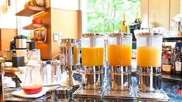 Daily buffet breakfast (JPY 4000 per person)