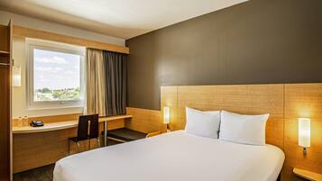 Habitación doble estándar, 1 cama matrimonial | Caja de seguridad en la habitación, escritorio y cortinas blackout