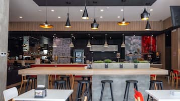 Café da manhã, almoço e jantar; culinária regional