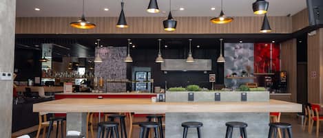 Breakfast, lunch, dinner served; Regional cuisine