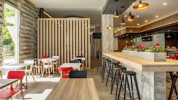 Se sirven desayunos, almuerzos y cenas; cocina regional