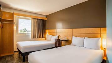 Kahden hengen huone, 2 parisänkyä | Tallelokero huoneessa, työpöytä, pimennysverhot, äänieristys