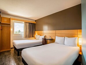 Δίκλινο Δωμάτιο (Double), 2 Διπλά Κρεβάτια | Χρηματοκιβώτιο στο δωμάτιο, γραφείο, κουρτίνες συσκότισης, ηχομόνωση 