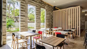 Aamiainen, lounas ja illallinen; paikallinen keittiö