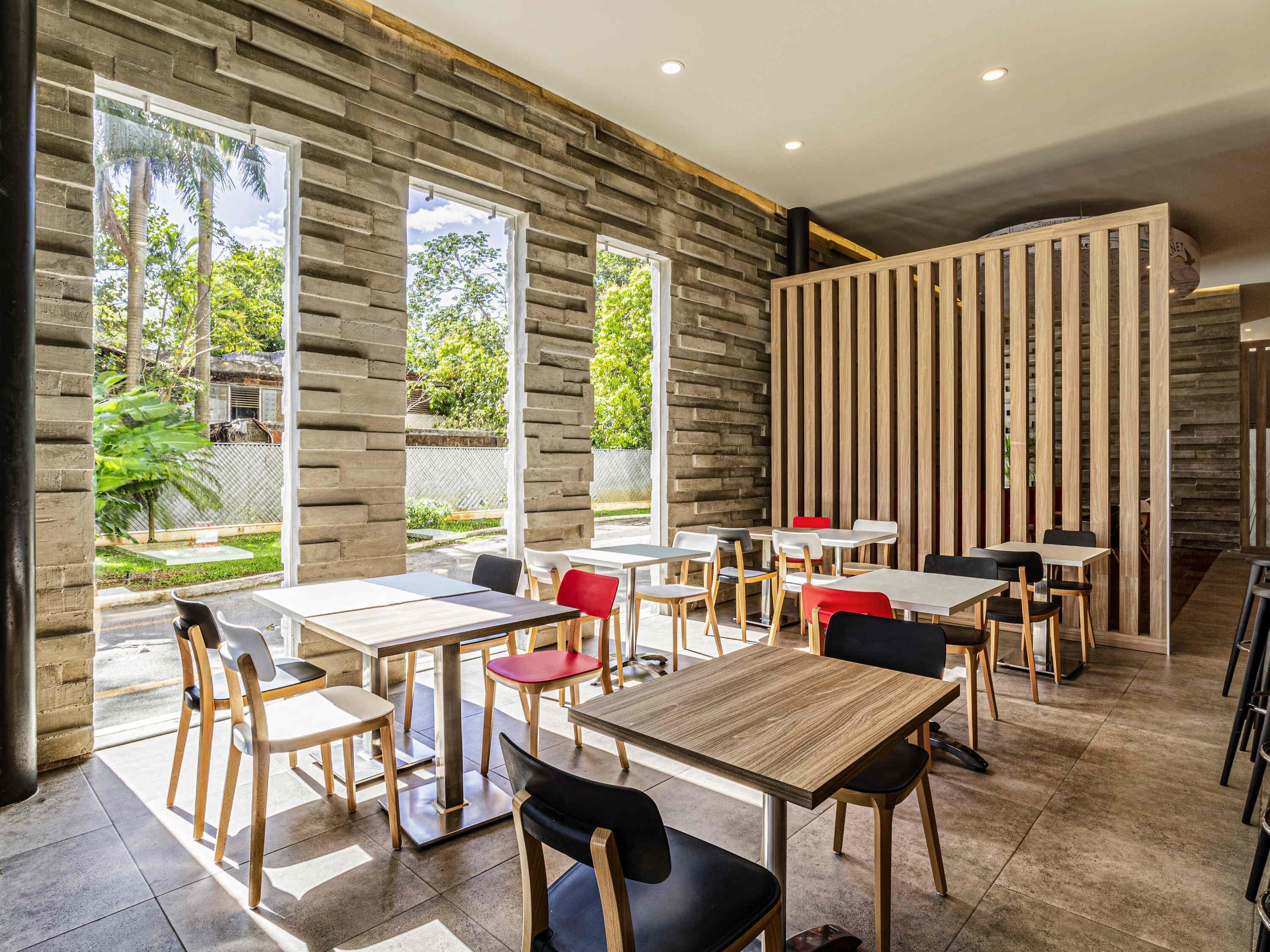 Se sirven desayunos, comidas, cenas y cocina regional 