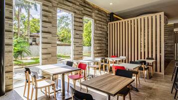 Se sirven desayunos, comidas, cenas y cocina regional