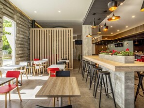 供应早餐、午餐和晚餐，地区菜