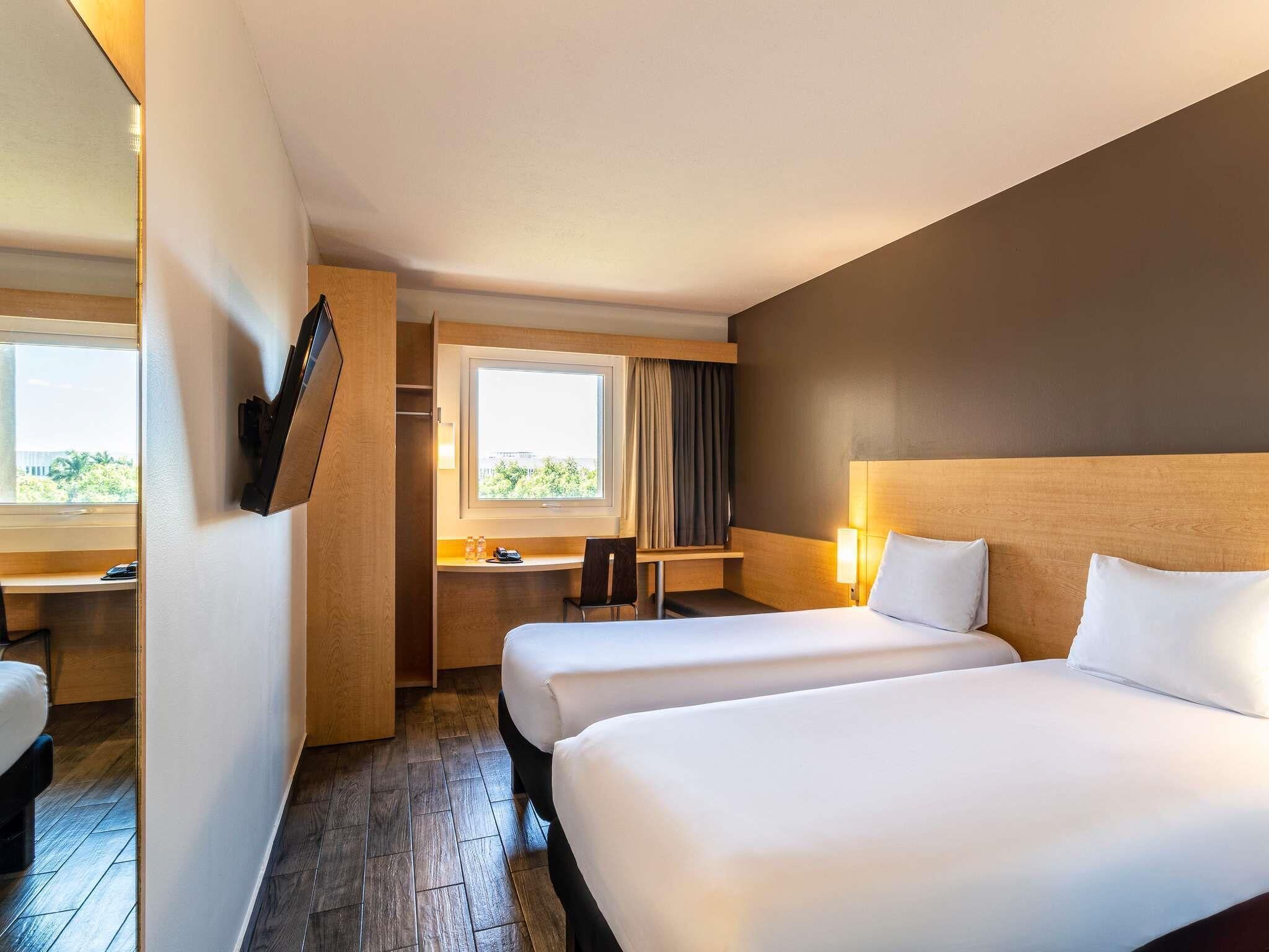 Chambre double, 2 lits doubles | Coffre-fort, bureau, rideaux d’obscurcissement, système d’insonorisation