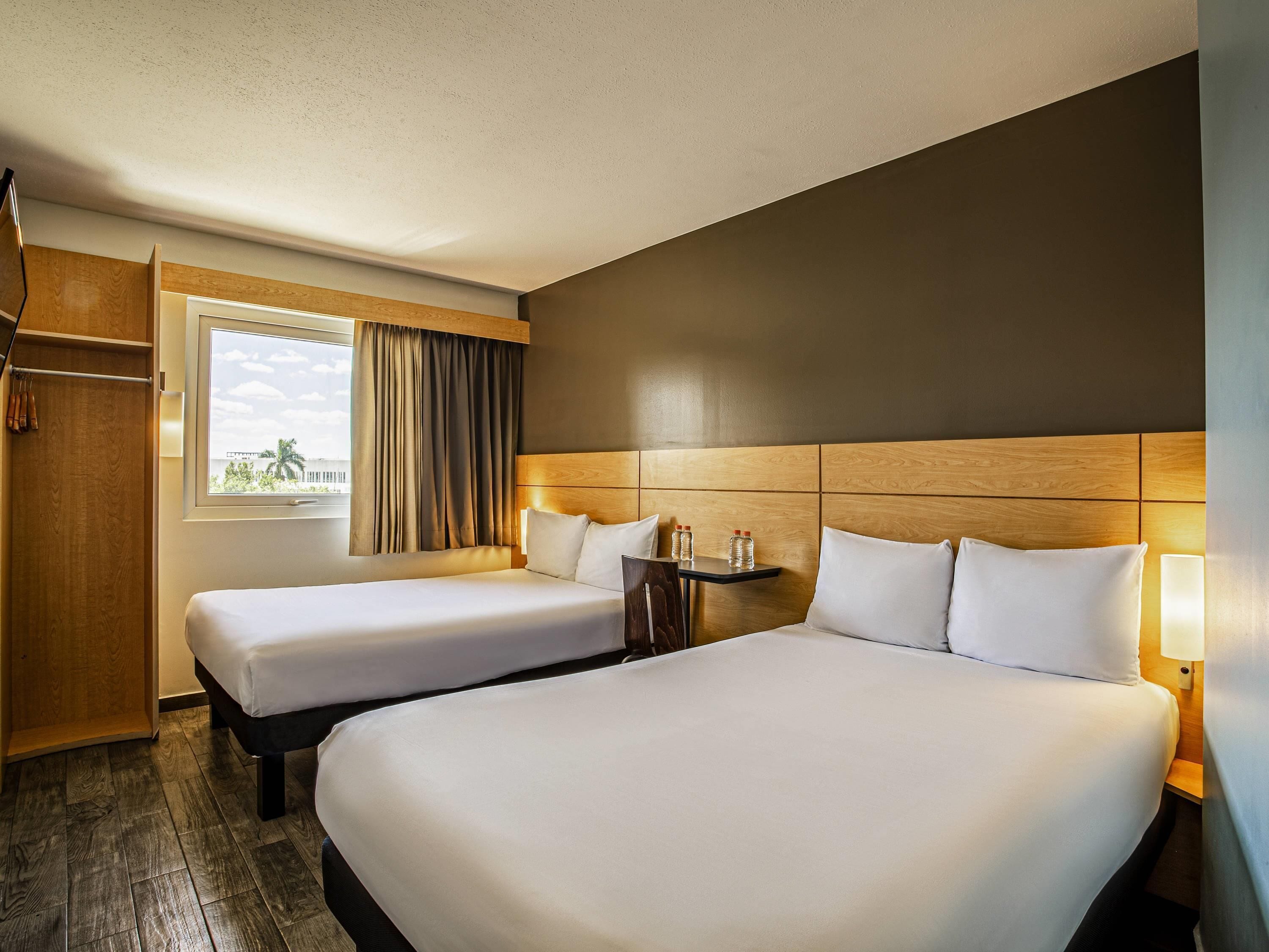 Δίκλινο Δωμάτιο (Double), 2 Διπλά Κρεβάτια | Χρηματοκιβώτιο στο δωμάτιο, γραφείο, κουρτίνες συσκότισης, ηχομόνωση 