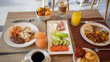 Daily buffet breakfast (MXN 269.00 per person)