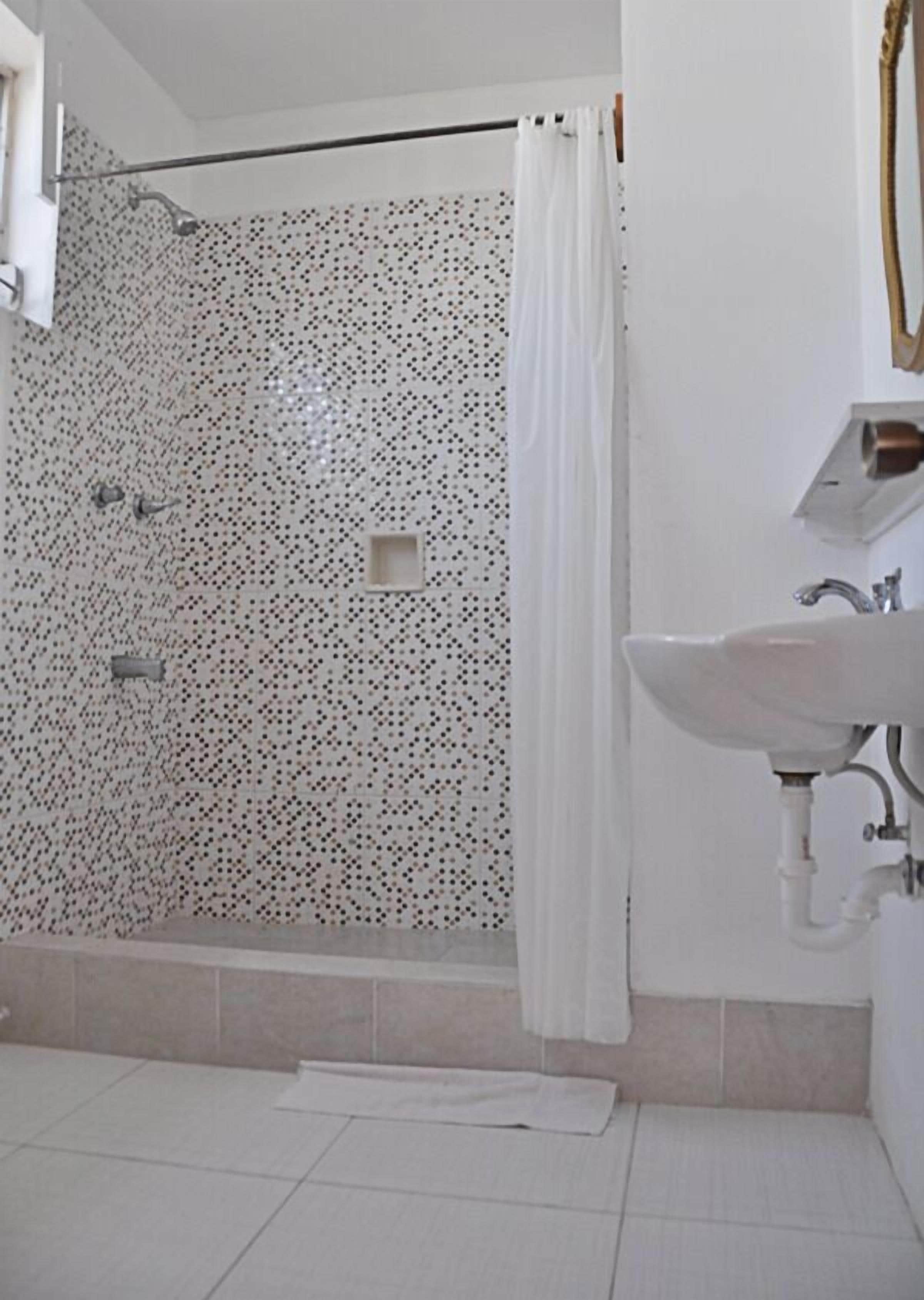 Studio de base, 1 chambre | Salle de bain | Ensemble baignoire-douche, serviettes fournies