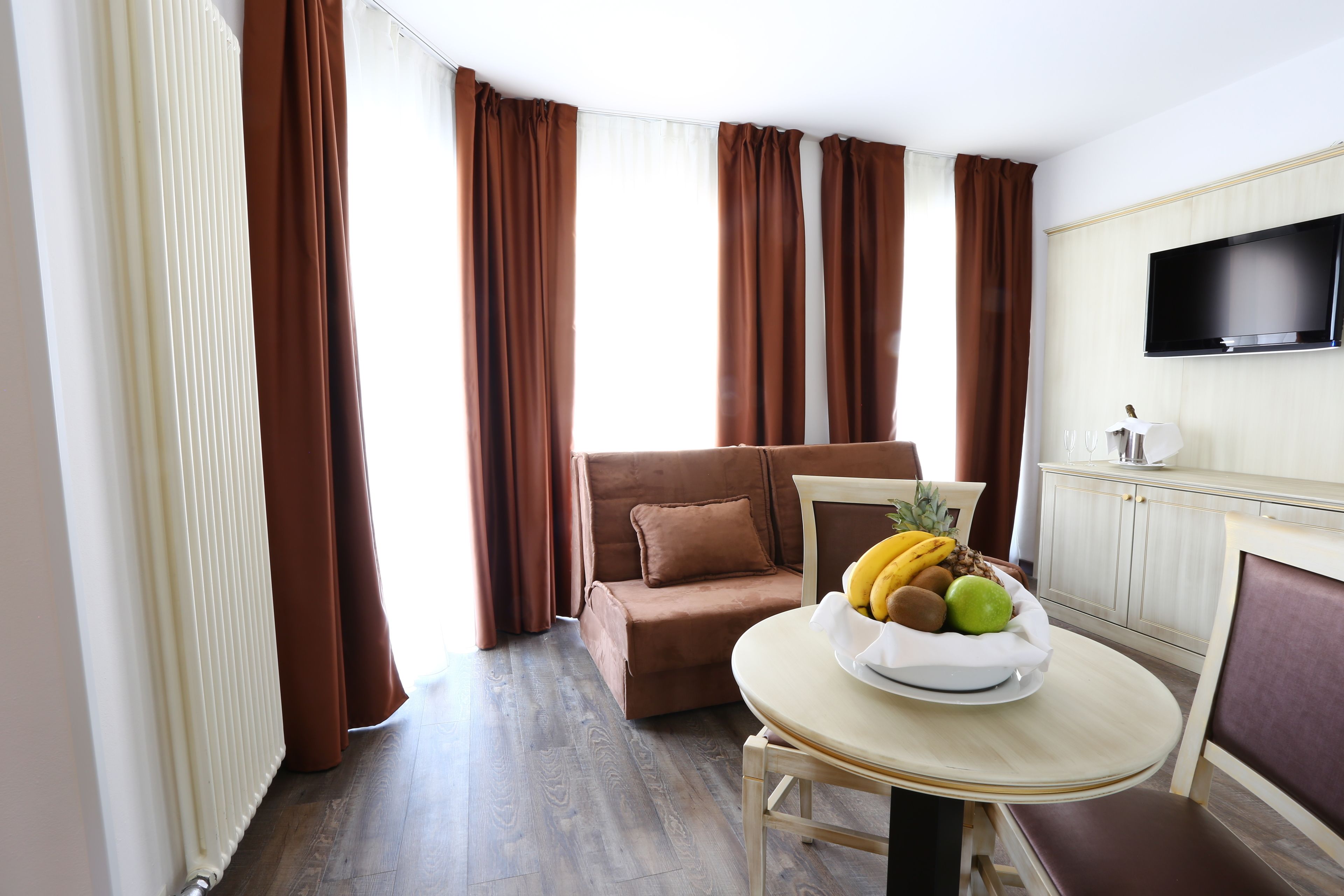 suite | living area | lcd tv