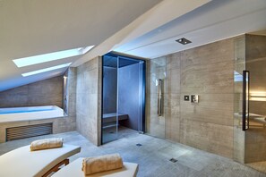 Sauna, hot tub, steam room