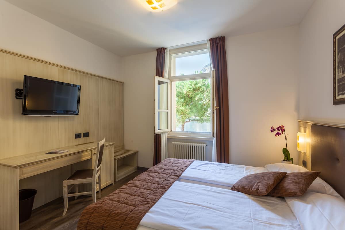Superior Double or Twin Room, Lake View | Bar mini, peti besi dalam bilik, meja, Wi-fi percuma