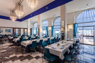 Se sirven almuerzos, cenas y cocina local 