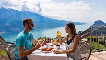 FrĂŒhstĂŒck, Mittagessen, Abendessen, lokale KĂŒche