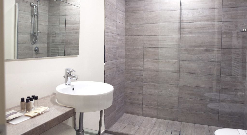 quadruple room, ground floor | bathroom | shower, hair dryer, bidet, towels