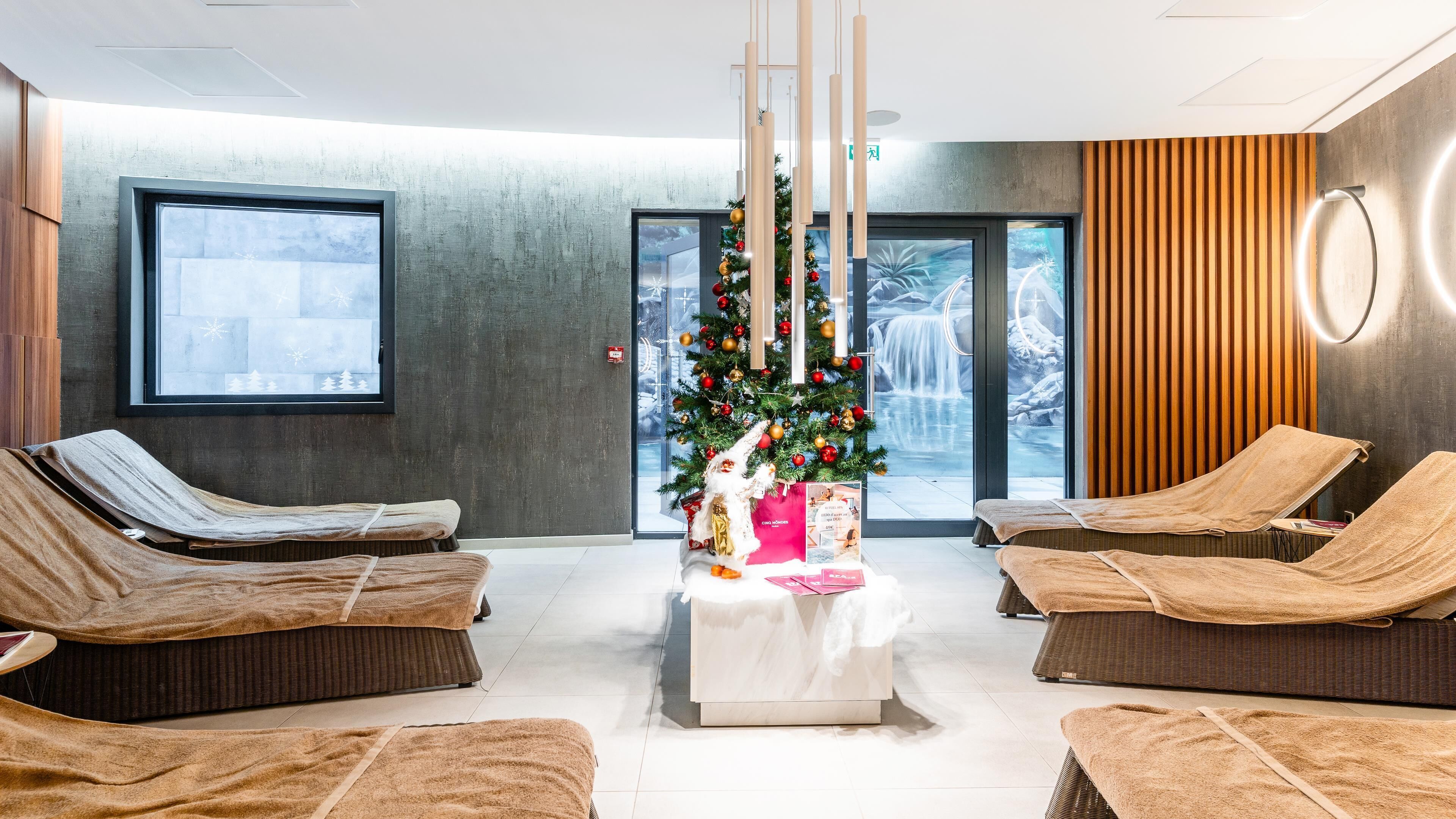 Couples treatment rooms, sauna, hot tub, body treatments