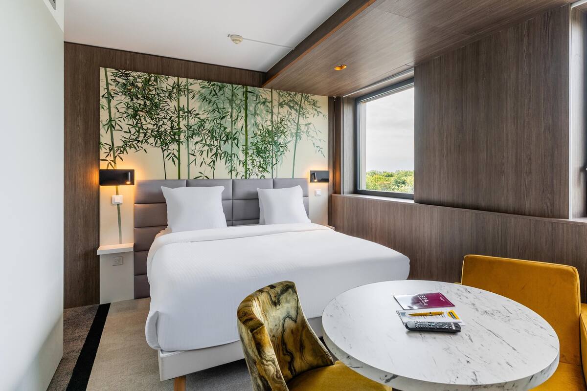 Camera Standard, 1 letto queen, vasca da bagno | Biancheria da letto di alta qualità, minibar, una cassaforte in camera