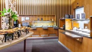 Desayuno buffet diario (EUR 20 por persona)