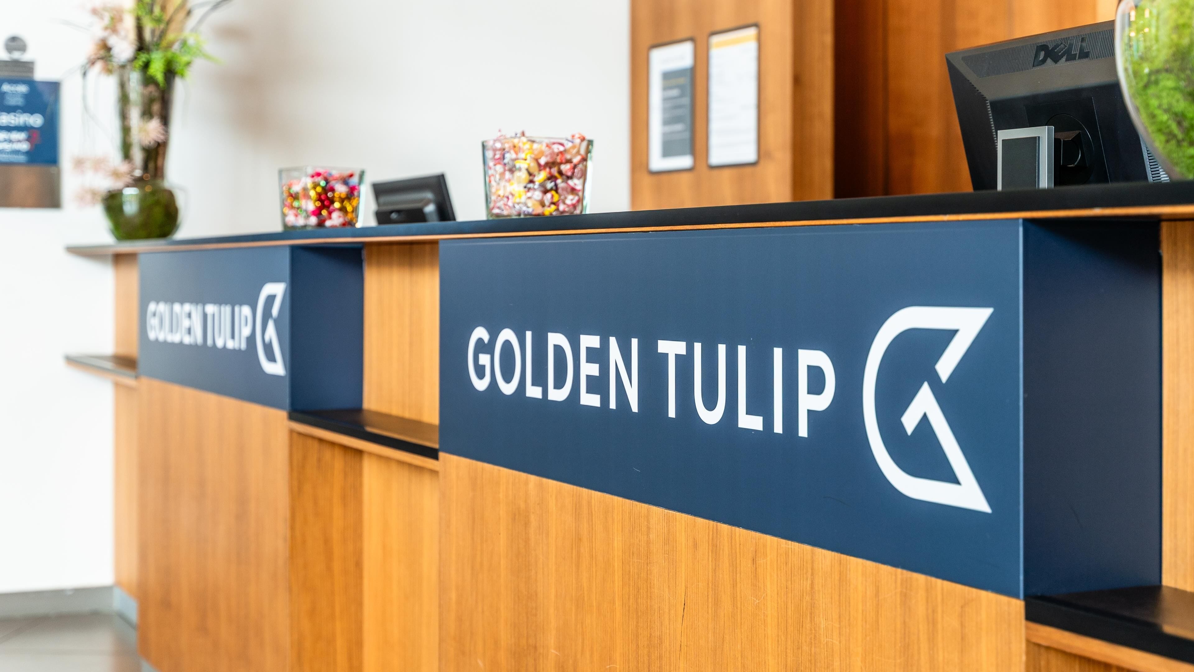 Ein Empfangsschalter mit dem Namen "Golden Tulip" und einem Logo.
