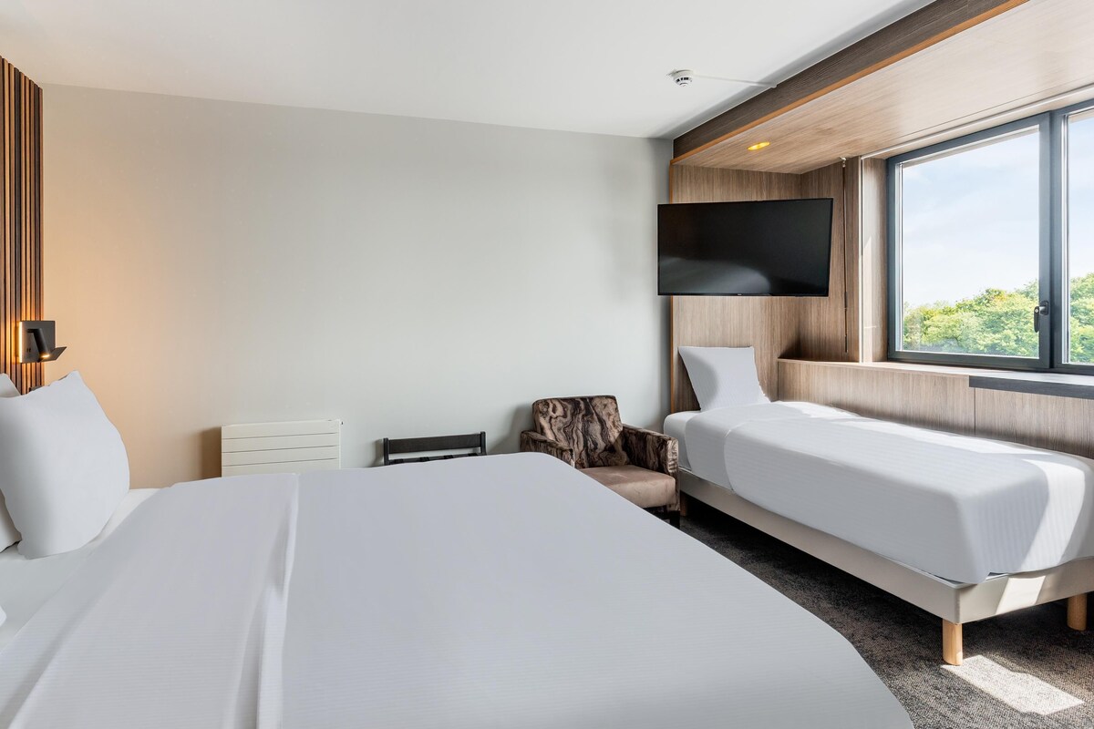 Bộ đồ giường cao cấp, minibar, két bảo mật tại phòng, bàn 