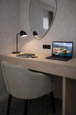 Exclusive Double Room, Balcony, Garden View | Minibar, in-room safe, desk, soundproofing - Garni Hotel Fineso (Budva)
