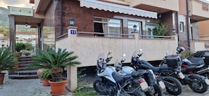 Free self parking - Garni Hotel Fineso (Budva)