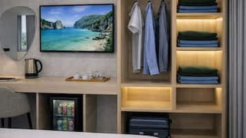 Minibar, brankas, meja kerja, dan kedap suara