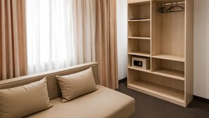A room with a bed, a wardrobe, and a window with curtains. - Garni Hotel Fineso (Budva)