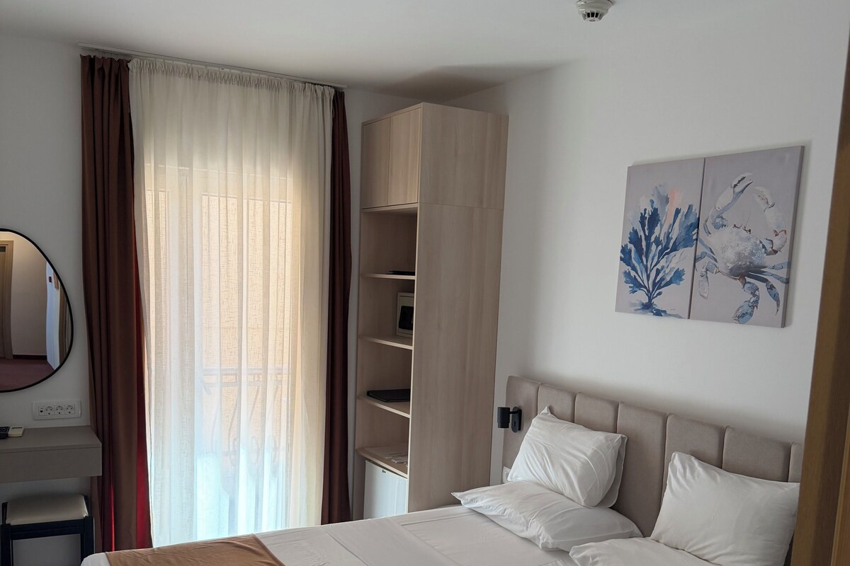 Economy Room, Balcony