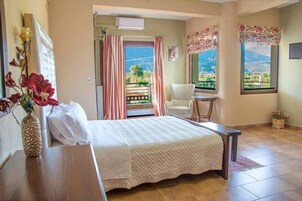 Quarto casal conforto, banheira de imersão, vista para a montanha | Camas com colchões pillow-top, individualmente decorados