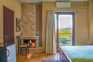 Comfort-Doppelzimmer, Whirlpool, Bergblick | Pillowtop-Betten, individuell dekoriert, Verdunkelungsvorhänge