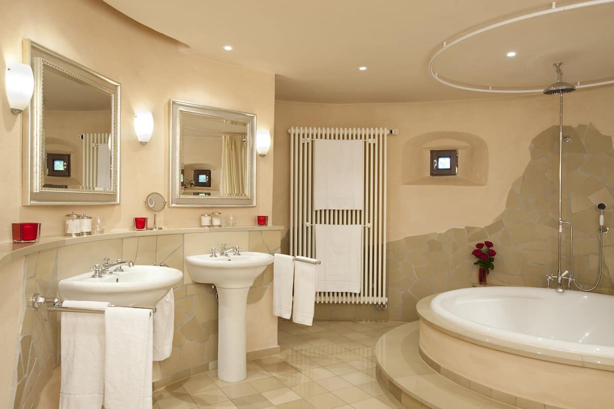 shower, rainfall showerhead, free toiletries, hair dryer