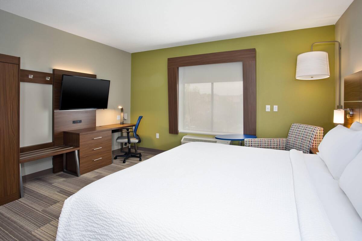 Minibar, in-room safe, desk, blackout curtains