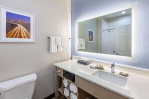 Ensemble douche/baignoire, articles de toilette gratuits, sĂšche-cheveux