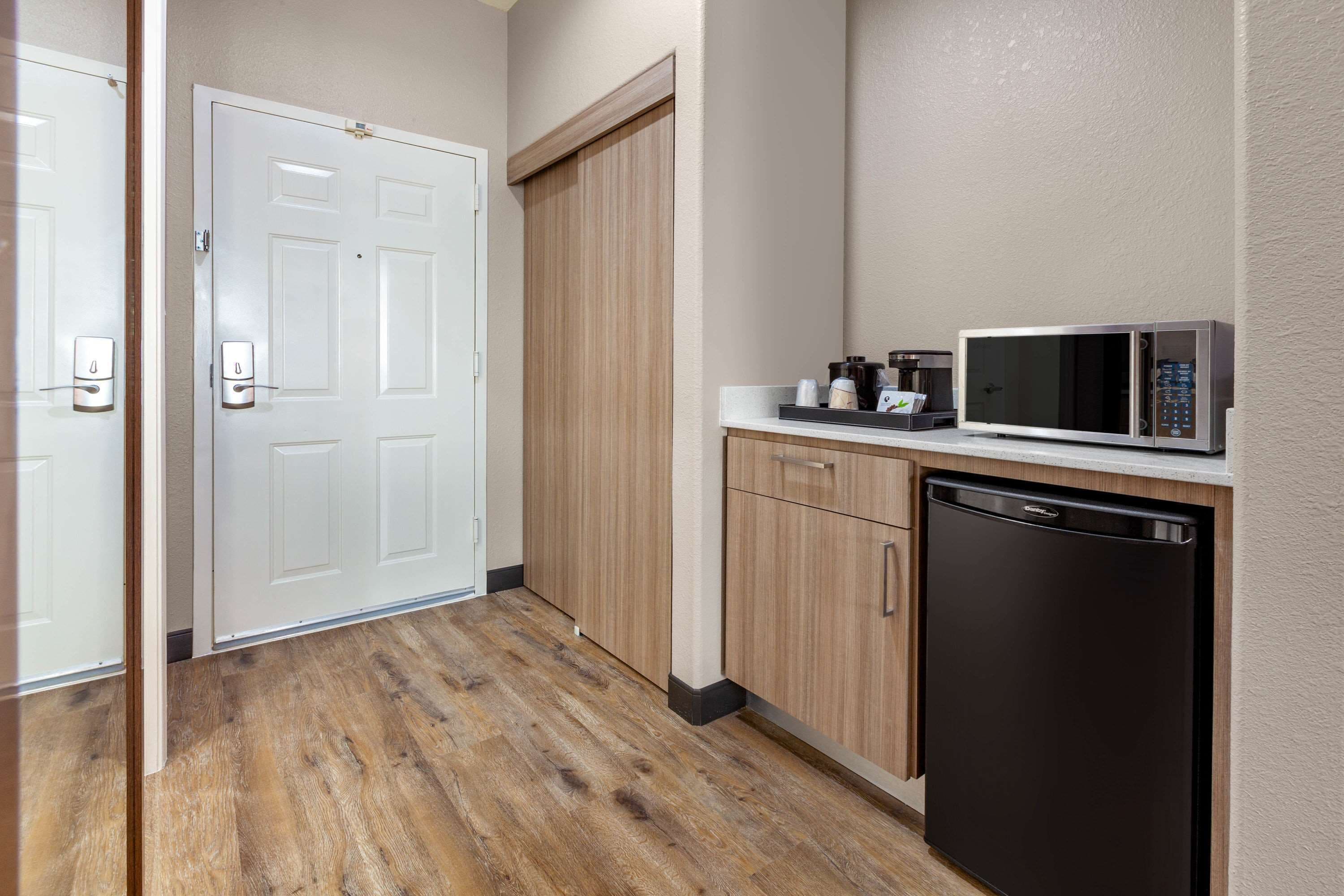 premium bedding, pillow-top beds, in-room safe, desk