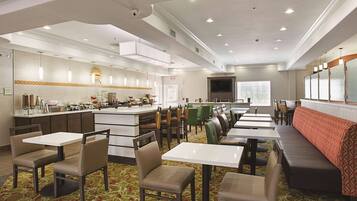 Colazione a buffet inclusa, servita tutte le mattine