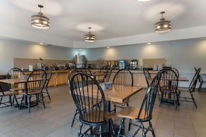 Café da manhã com buffet grátis todos os dias